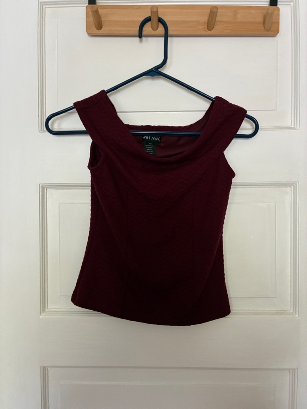 Wet Seal Sleeveless Scoop Tank in Burgundy